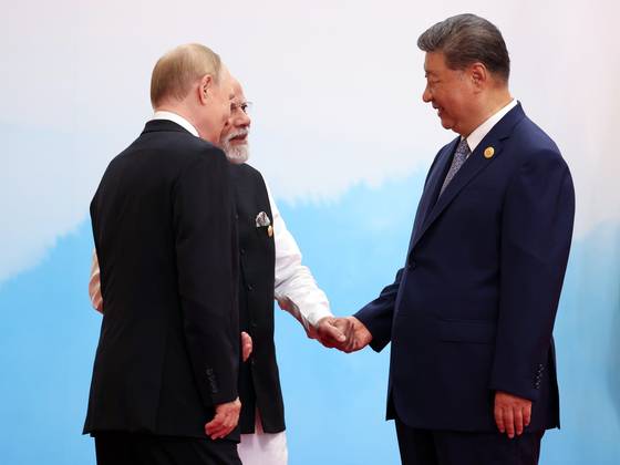 1일 상하이협력기구(SCO) 정상회의 환영식에서 시진핑 중국 주석(오른쪽)이 나렌드라 모디 인도 총리(가운데)와 블라디미르 푸틴 러시아 대통령과 담소를 나누고 있다. EPA=연합