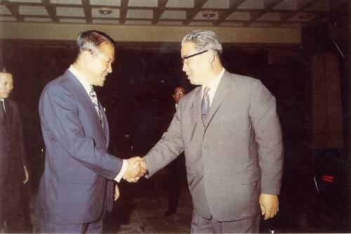 1972년 5월 29일 이후락 중앙정보부장(왼쪽)이 서울에 온 박성철 북한 내각 제2 부수상과 악수하고 있다. 7·4 남북공동성명은 이듬해 이행이 중단됐고, 이후 남북관계는 극한 대립과 화해 사이를 오갔다. [중앙포토]