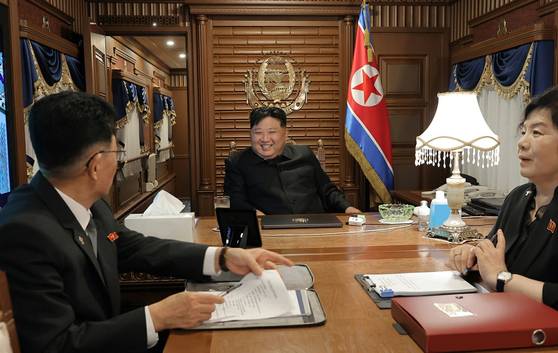 북한 노동당 기관지 노동신문은 2일 김정은 북한 국무위원장이 중국이 주장하는 '전승절' 80주년 행사에 참석하기 위해 지난 1일 전용열차로 이동하고 있다고 보도했다. 뉴스1