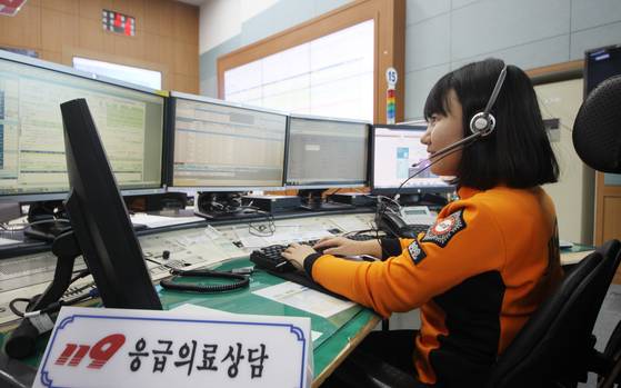 소방청의 재외국인 119 응급의료상담 서비스가 정부 역신 우수 사례로 선정됐다. 사진은 119응급의료 상담을 하는 인천소방본부 관계자. [사진 소방청]