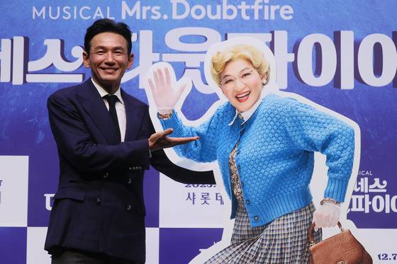황정민이 '미세스 다웃파이어'로 뮤지컬 무대에 다시 선다. 2일 서울 서대문구 이화여자대학교 삼성홀에서 열린 제작발표회에서 포즈를 취하고 있다. 연합뉴스