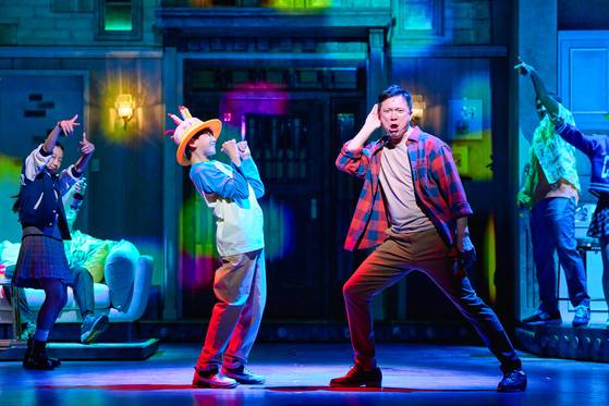 지난 2022년 초연 당시 뮤지컬 '미세스 다웃파이어' 공연 모습. 정성화는 초연에 이어 올해 재연에서도 '다니엘' 역을 맡는다. 사진 샘컴퍼니