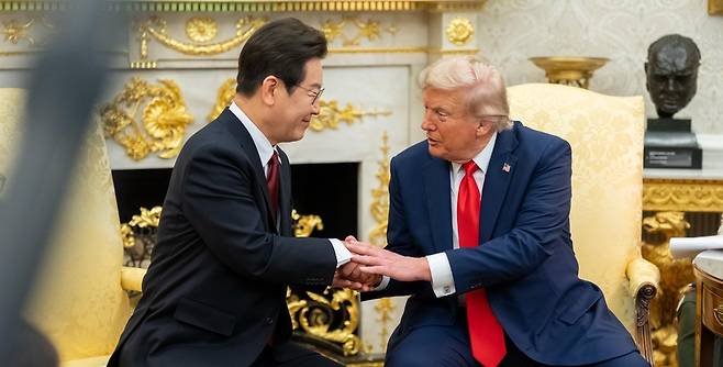 도널드 트럼프 대통령이 8월25일(현지 시간) 백악관 오벌 오피스에서 이재명 대통령과 한미 정상회담을 하고 있다. /백악관 제공