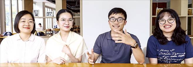 지난달 28일 서울대의 한 카페에서 만난 베트남 석·박사 유학생 레티투이린(왼쪽부터), 응우옌응언장, 브엉띠엔중, 르엉도응옥민이 한국에서 연구 및 취업 준비를 하며 느낀 점을 이야기하고 있다.  임형택 기자