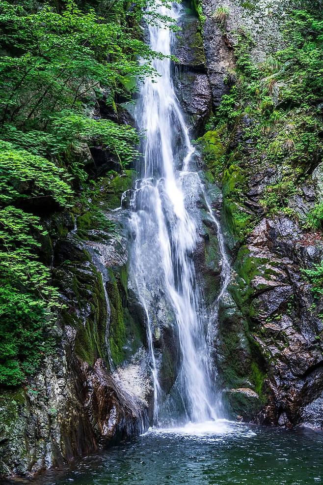 포말을 일으키며 떨어지는 물줄기, 시름도 날아간다(사진=이효태)