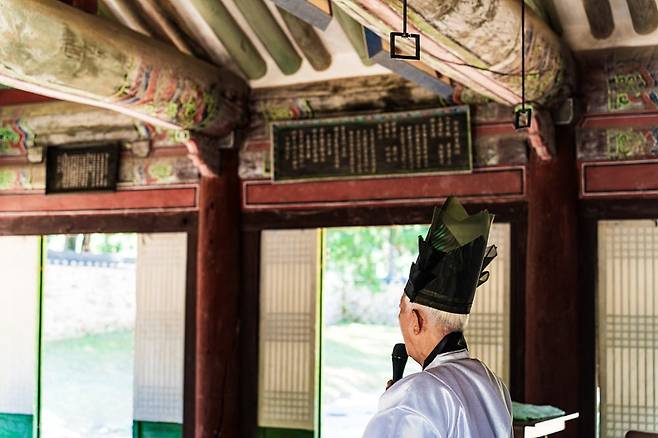 경전을 성독하는 유복 차림의 소삼회 회원, 강학당의 명장면(사진=이효태)