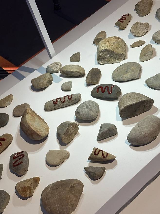 돌에 케첩을 뿌려 딥러닝을 뒤틀리게 한 언메이크랩의 작품. /강은영