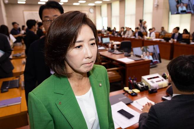 나경원 의원 등 국민의힘 의원들이 2일 서울 여의도 국회에서 열린 제429회 국회(정기회) 법제사법위원회 제1차 전체회의에서 추미애 법사위원장의 의사진행에 항의하며 퇴장하고 있다.  / 사진=뉴스1