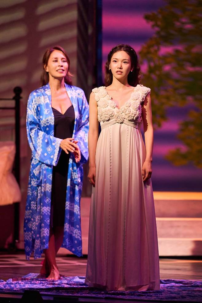 도나 역의 배우 최정원과 딸 소피 역의 최태이./사진=신시컴퍼니