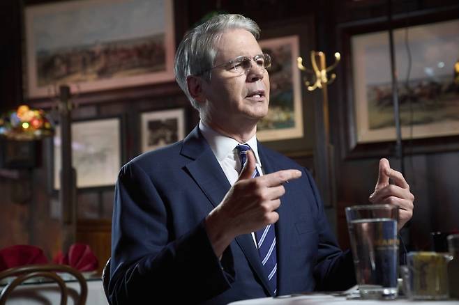 스콧 베선트 미국 재무장관이 1일 조지타운의 한 식당을 찾아 폭스뉴스와 인터뷰하는 모습. / AP연합뉴스