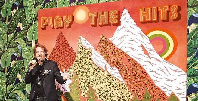 지난 1일 인천 영종도 파라다이스시티에서 첫 한국 개인전을 연 미국 작가 조엘 메슬러가 자신의 작품 ‘Play the Hits’ 앞에서 설명하고 있다. /파라다이스시티 제공