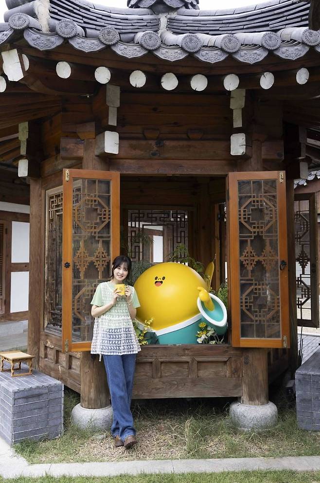 맥심가옥 팝업을 찾은 배우 박보영 (동서식품 제공)