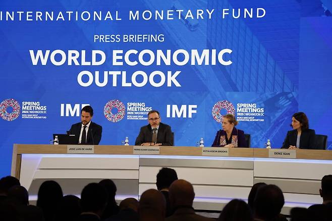 피에르 올리비에 고린차스 IMF 수석 이코노미스트(뒤쪽 왼쪽 두 번째)가 2025년 4월 22일(현지시간) 미국 워싱턴 D.C.에서 열린 세계경제전망(WEO) 관련 기자회견에서 발언하고 있다. IMF는 이날 2025년 세계 경제성장률 전망치를 1월 전망치보다 0.5%포인트 낮춘 2.8%로 하향 조정했다. 사진=연합뉴스