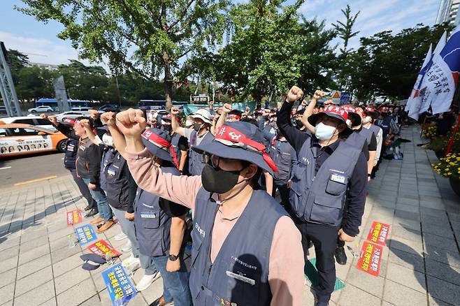 전국 금융산업노동조합이 다음달 주 4.5일제 도입을 목표로 총파업에 들어갈 전망이다. 사진=연합뉴스