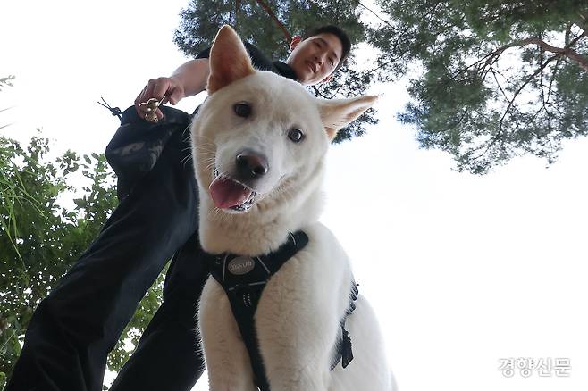 김태훈 양성교관과 상만이가 수색 훈련 준비 중 카메라를 바라보고 있다.