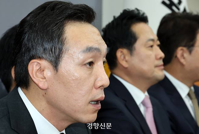 장동혁 국민의힘 대표(가운데)가 1일 국회에서 열린 당 최고위원회의에서 김민수 국민의힘 최고위원(왼쪽)의 발언을 듣고 있다. 박민규 선임기자