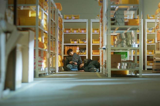 <3학년 2학기>의 창우(유이하)와 우재(양지운)가 공장에서 쪽잠을 자고 있다. 작업장 봄 제공