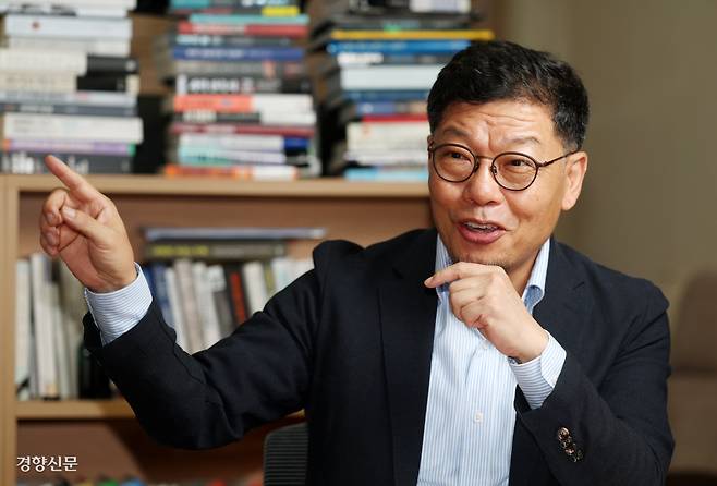 이정동 서울대 교수가 지난달 28일 서울 관악구 교수연구실에서 경향신문과 인터뷰를 하고 있다. 이 교수는 “소버린 AI가 먼저냐 아니냐, 한국형 대형언어모델(LLM)을 갖느냐 못 갖냐는 마이너한 문제”라며 “AI를 자주독립 혹은 국산화 이런 개념으로 해석하면 굉장히 위험한 사고가 된다”고 말했다. 그는 “버티컬 AI라고 부르는 산업 특화형 AI를 하기 제일 좋은 나라가 대한민국”이라고 말했다. 정지윤 선임기자