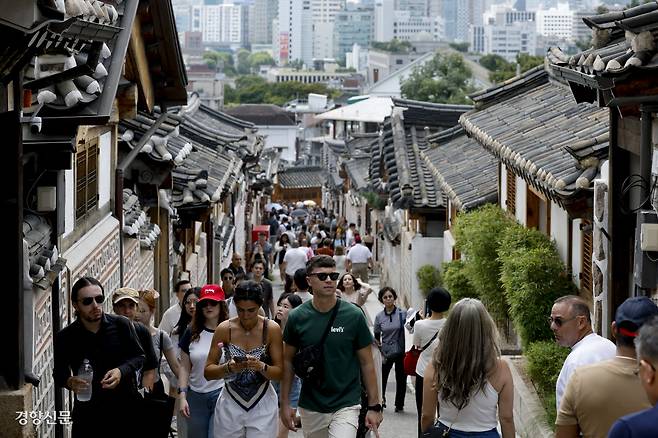 북촌, 북적 2일 서울 북촌한옥마을이 외국인 관광객들로 붐비고 있다. 지난 7월 한 달 서울을 찾은 외국인 관광객은 지난해 같은 달 대비 23.1% 증가한 136만명으로 역대 최대를 기록했다. 문재원 기자