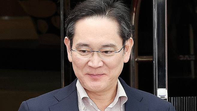 Samsung Electronics Executive Chairman Lee Jae-yong returns to Seoul Gimpo Business Aviation Center in Gangseo District, western Seoul, on April 9 after a business trip to Japan. [NEWS1]