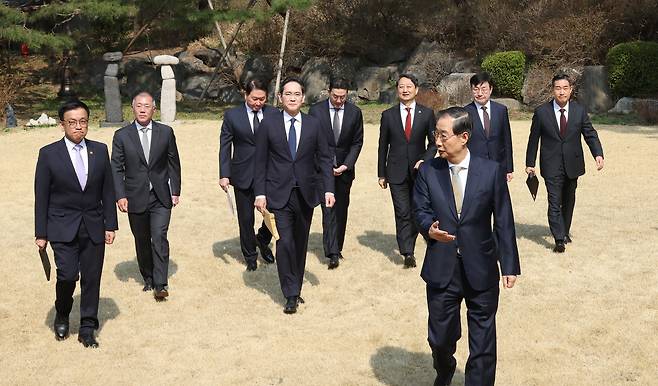 Conglomerate heads, including Hyundai Motor Group Executive Chair Euisun Chung, Samsung Electronics Executive Chairman Lee Jae-yong, SK Group Chairman Chey Tae-won and LG Group Chairman Koo Kwang-mo meet with Acting President Han Duck-soo and Deputy Prime Minister and Finance Minister Choi Sang-mok ahead of their task force meeting to discuss countermeasures to combat tariffs ordered by U.S. President Donald Trump at the prime minister’s office in central Seoul on April 1. [JOINT PRESS CORPS]