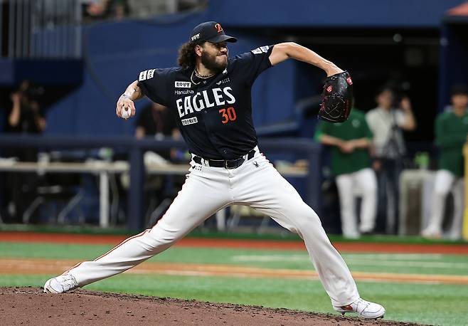 Hanwha Eagles pitcher Cody Ponce pitches during a KBO game against the Kiwoom Heroes at Gocheok Sky Dome in western Seoul on July 4. [NEWS1]