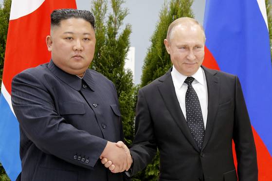 Russian President Vladimir Putin, right, and North Korean leader Kim Jong-un shake hands during their meeting in Vladivostok, Russia, on April 25, 2019. [AP/YONHAP]