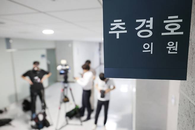내란특검이 계엄 해제 방해 의혹과 관련해 추경호 전 국민의힘 원내대표를 압수수색한 2일, 서울 여의도 국회 의원회관 내 추 의원실 앞에서 취재진이 대기하고 있다. 연합뉴스&nbsp;
