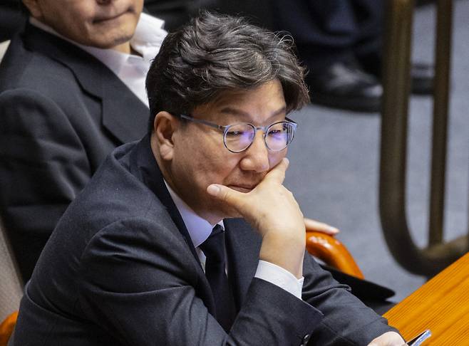 권성동 국민의힘 의원이 1일 국회에서 열린 제429회 국회 정기회 개회식에 참석해 굳은 표정으로 국회의장의 개회사를 듣고 있다. 연합뉴스