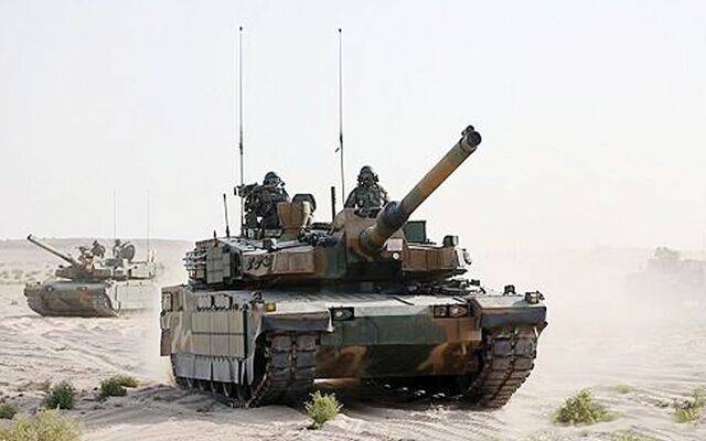 한국 육군의 K-2 전차가 지난 2월 아랍에미리트(UAE) 알하므라 훈련장에서 진행된 한·UAE 연합훈련에 참가해 기동하는 모습. 연합뉴스