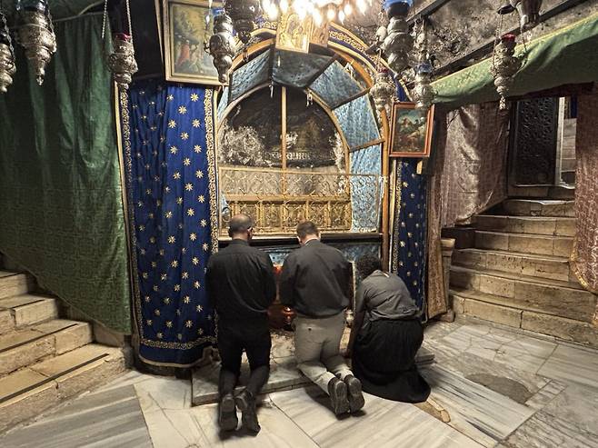 순례객들이 1일(현지시간) 팔레스타인 베들레헴지구 예수탄생기념교회에 있는 성탄 장소에서 기도하고 있다.