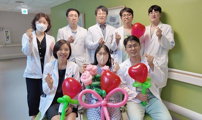 간호사 A씨가 인천세종병원에서 성공적으로 심장이식 수술을 받고 회복한 뒤 김경희 심장이식센터장(아랫줄 왼쪽) 등 의료진과 기념촬영을 하고 있다. 인천세종병원 제공
