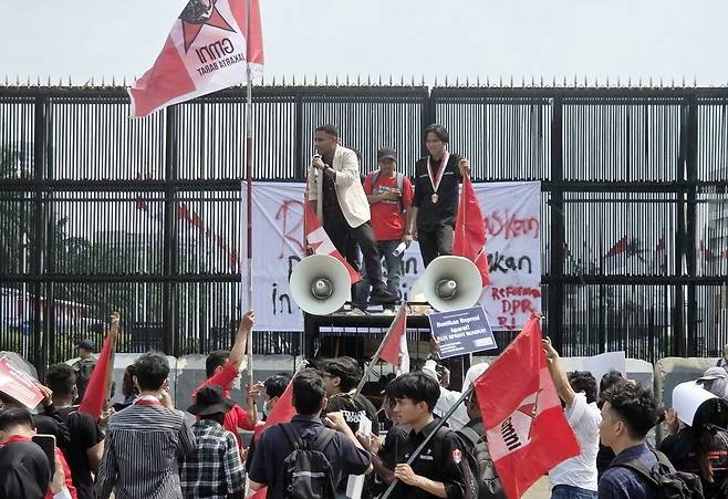 인도네시아 민족학생운동 소속 한 학생이 지난 1일(현지시간) 인도네시아 자카르타에 있는 국회의사당 정문 앞에서 연설을 하고 있다. 연합뉴스