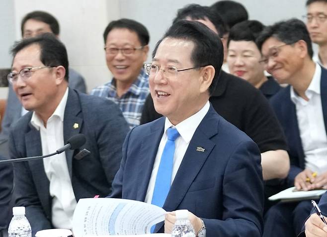 김영록 전남도지사가 2일 나주시청에서 열린 ‘나주시 정책비전 투어’행사에 참석해 토론을 주재하고 미래 비전 및 정책현안 등 지역 발전에 대한 의견과 제안에 대한 질문에 답변을 하고 있다. 전남도 제공