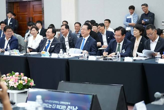 김영록 전남도지사가 2일 나주시청에서 열린 ‘나주시 정책비전 투어’행사에 참석해 토론을 주재하고 미래 비전 및 정책현안 등 지역 발전에 대한 의견과 제안에 대한 질문에 답변을 하고 있다. 전남도 제공