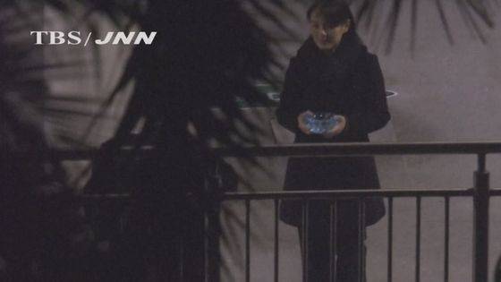 김정은 북한 국무위원장의 여동생인 김여정 노동당 선전선동부 제1부부장이 크리스탈 재질로 보이는 재떨이를 들고 서 있다. 일본 TBS/JNN 캡처