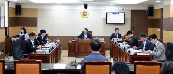 인천시의회 산업경제위원회가 1일 제303회 임시회 제1차 회의에서 ‘인천시 근로자임대아파트 운영에 관한 조례 폐지조례(안)’을 원안 가결하고 있다. 인천시의회 제공