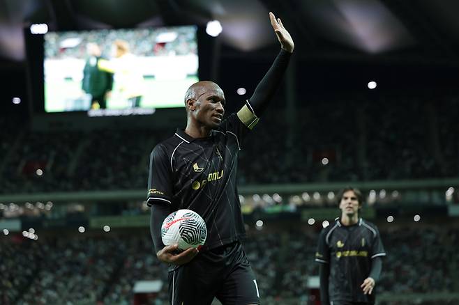 지난해 아이콘매치에서 팬들에게 인사하고 있는 디디에 드로그바. 넥슨