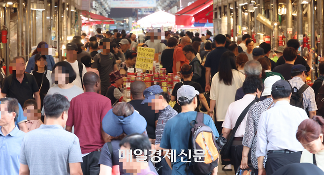 지난 6일 서울시내의 한 전통시장이 시민들로 북적이고 있다. [이승환 기자]