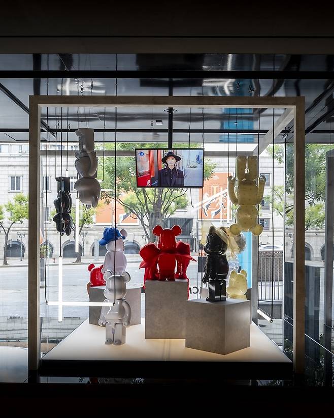 글로벌 럭셔리 패션 하우스 MCM은 ‘프리즈 위크 2025’를 맞아 서울 청담 MCM 하우스에서 ‘베어브릭 인 엠씨엠 원더랜드’ 전시를 개최한다. 1층 노부키 히즈메와 협업한 전시 공간 [사진 = MCM 제공]