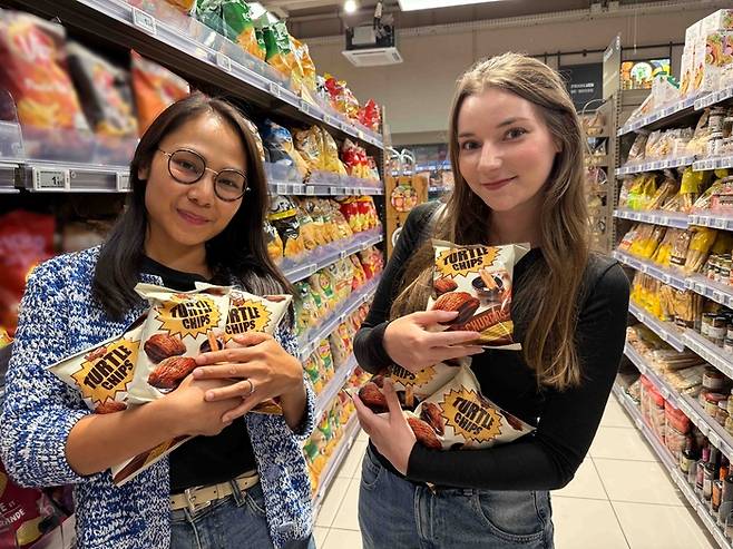 프랑스 까르푸에 입점한 ‘꼬북칩’. [사진 출처 = 오리온]