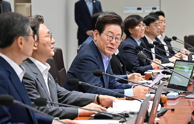 이재명 대통령이 29일 서울 용산 대통령실 청사에서 열린 임시 국무회의에서 모두발언을 하고 있다. 김호영 기자