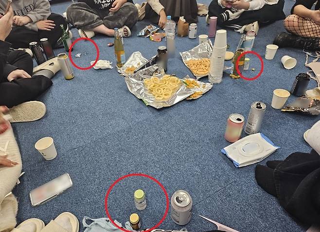 마약성 의약품(붉은색 원)을 술과 함께 복용하며 ‘환각 파티’를 벌인 오프라인 모임 참가자들.  <사진=관세청 부산본부세관 >
