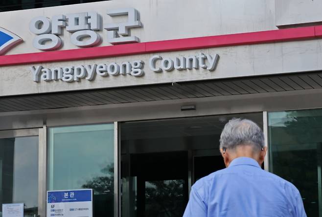 민중기 특별검사팀이 22일 경기 양평군청에서 양평 고속도로 종점 노선 변경 의혹 사건 등과 관련해 압수수색을 진행하고 있다.  /사진=뉴스1