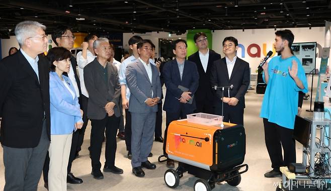 [성남=뉴시스] 김종택 기자 = 정태호 국정기획위원회 경제1분과 위원장과 분과·전문위원이 25일 오후 경기 성남시 수정구 마음AI 사옥을 방문해 다양한 피지컬 AI 로봇을 살펴보고 있다. (공동취재) 2025.06.25.  /사진=김종택