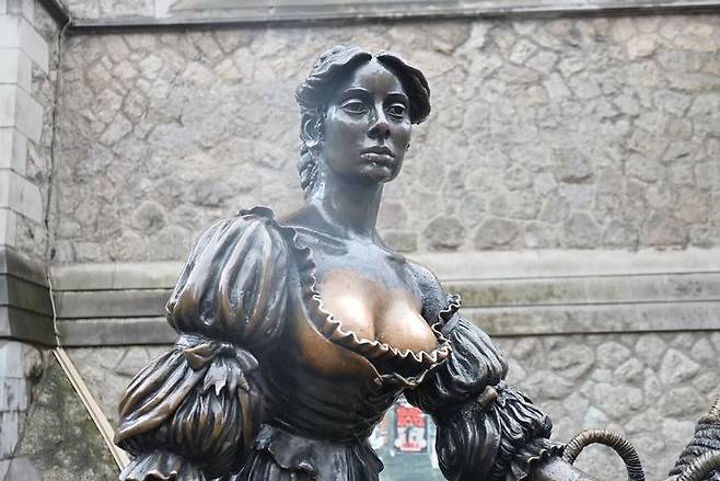 아일랜드 수도 더블린에 있는 몰리 말론 동상. /사진=SNS 갈무리