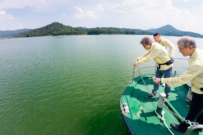 지난달 2일 금한승 환경부 차관이 충북 청주시 대청호를 찾아 녹조 심화 대비 대청호 먹는 물 안전을 위해 사전 대응태세를 점검하고 있다. /사진=뉴시스(환경부 제공).