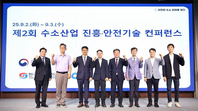 제2회 수소산업 진흥안전기술 컨퍼런스에서 한국수소연합 정석진 사무총장(왼쪽에서 세번째)와 참석한 주요 관계자가 기념촬영을 하고있다. /사진제공=한국수소연합