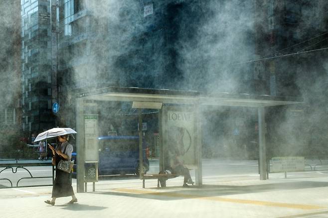 1일 일본 도쿄에서 한 여성이 뙤약볕 아래 양산을 쓰고 걷고 있다.