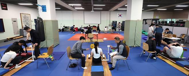 지난해 4월18일 오전 인천 남동구 인천경찰청 체력단련장에서 진행된 2025년 경찰공무원 시험 체력검정에서 응시생들이 정자세 팔굽혀펴기 및 윗몸일으키기를 하고 있다. /사진=뉴시스.